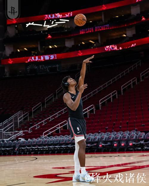 严阵以待！火箭社媒晒火箭球员进行赛前热身的花絮视频