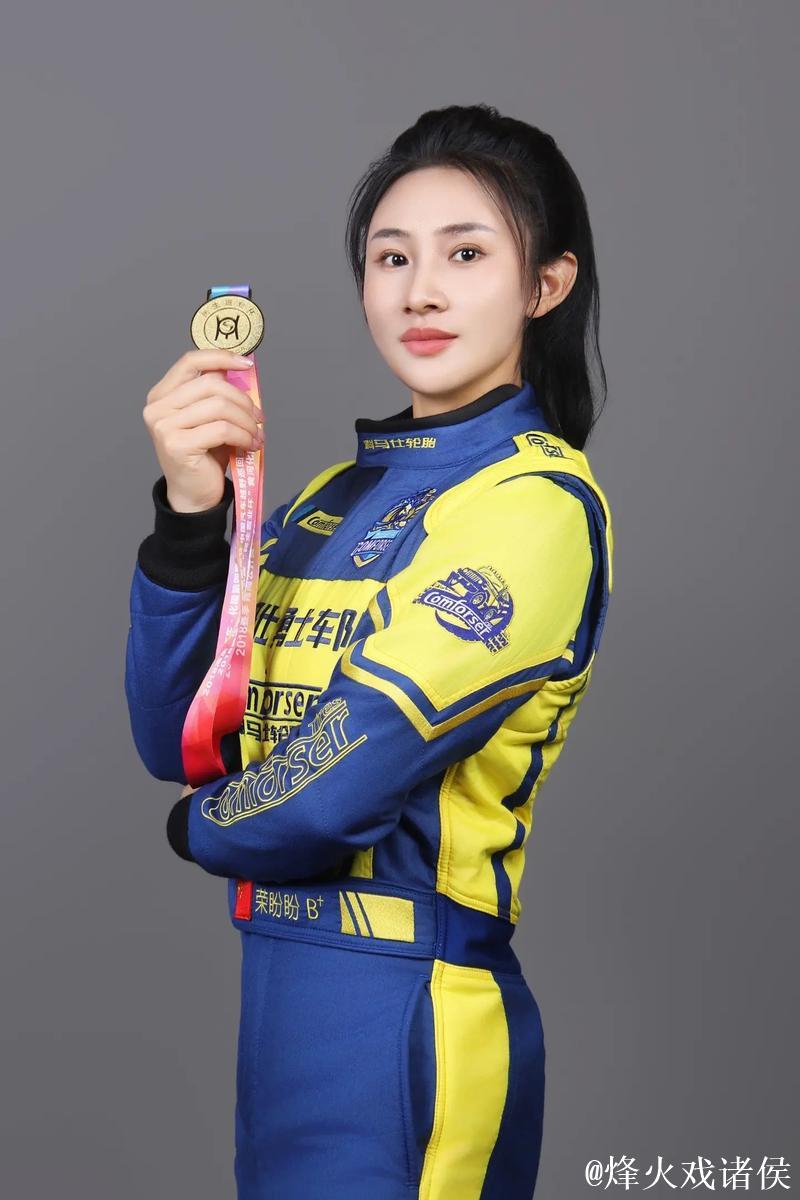 “辞去稳定工作、投入全部积蓄：中国女车手创造历史的传奇”