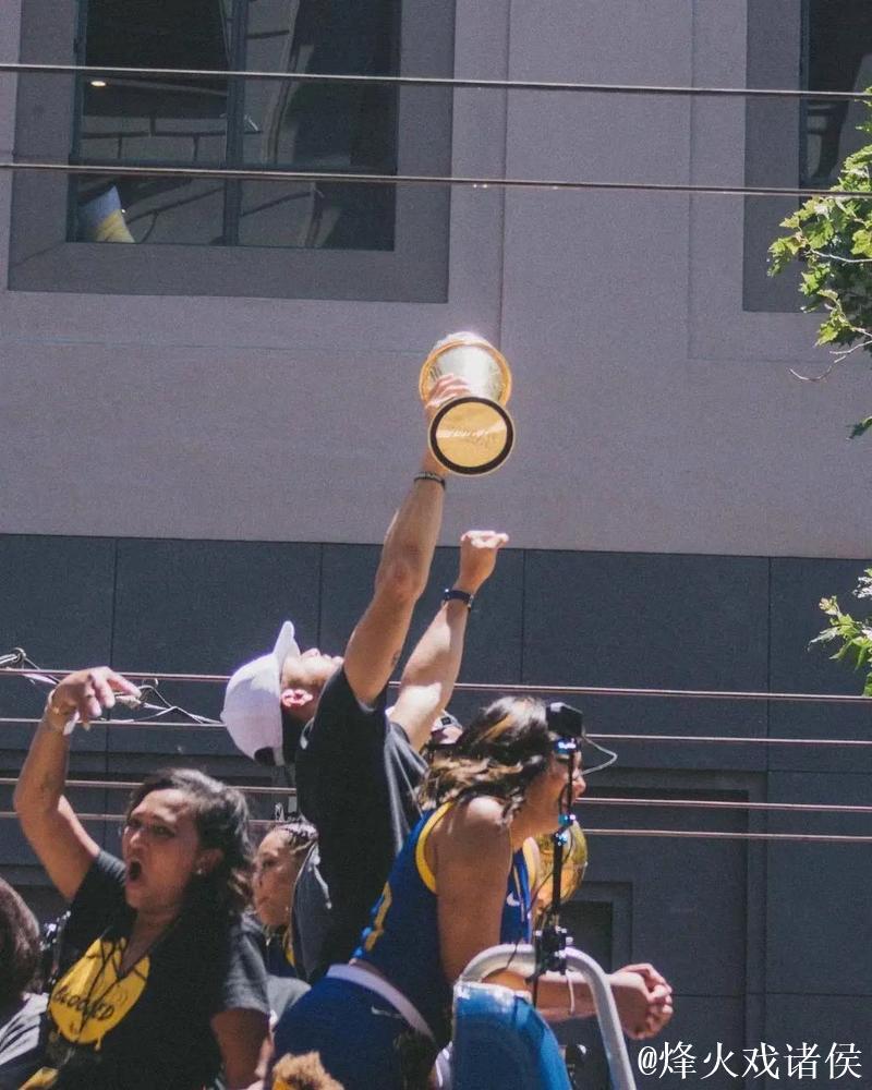 库里21分难挡亚历山大52分 勇士险胜雷霆豪取2连胜 库里21分难挡亚历山大52分 勇士险胜雷霆豪取2连胜